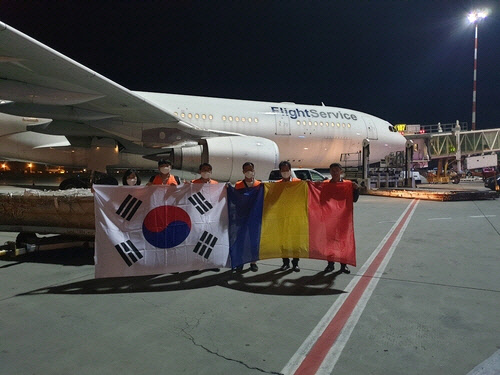 루마니아와 백신 협력을 통해 확보한 화이자·모더나 코로나19 백신 97만6500회분이 7일(현지시간) 한국을 향해 출발했다.   [주루마니아대사관 제공=연합뉴스]